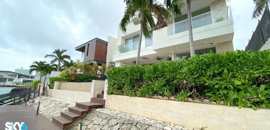 Exclusiva Residencia en Puerto Cancún con Frente de Canal