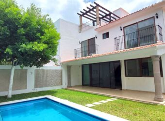 Hermosa casa en Supermanzana 12 Cancún: estilo mexicano contemporáneo, alberca y terraza