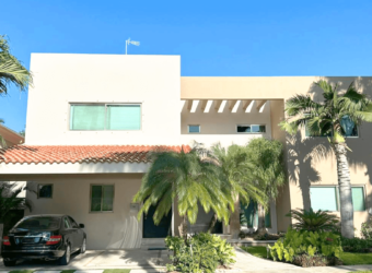 ¡Exclusiva Casa en Villa Magna con Alberca y Amplios Espacios!