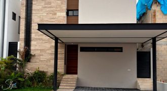 Casa de lujo en Vía Cumbres: Alberca y diseño exclusivo