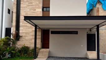 Casa de lujo en Vía Cumbres: Alberca y diseño exclusivo