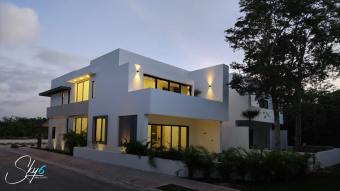 Residencia en Lagos del Sol: lujo y confort total