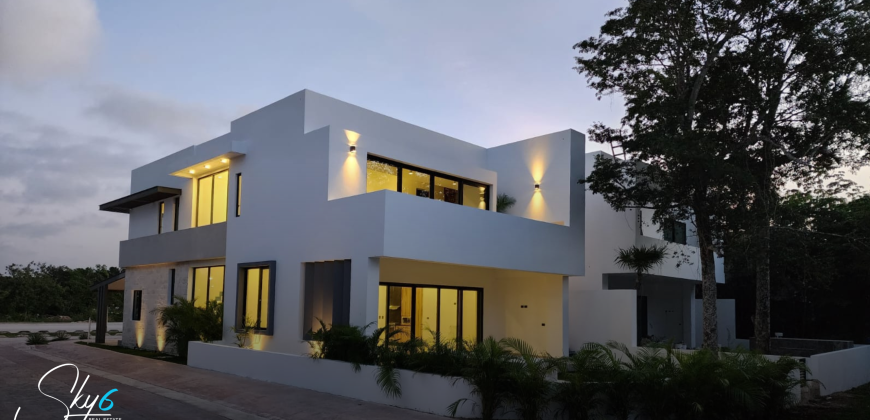 Residencia en Lagos del Sol: lujo y confort total