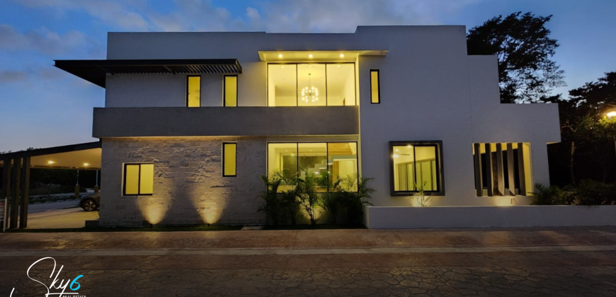 Residencia en Lagos del Sol: lujo y confort total