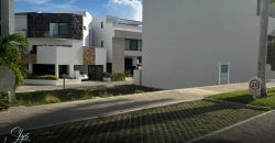 Terreno Exclusivo Laguna Puerto Cancún: ¡Tu Paraíso Frente al Mar!