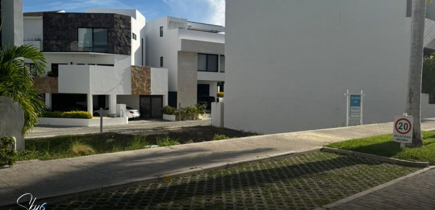 Terreno Exclusivo Laguna Puerto Cancún: ¡Tu Paraíso Frente al Mar!