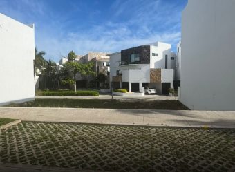 Terreno Exclusivo Laguna Puerto Cancún: ¡Tu Paraíso Frente al Mar!