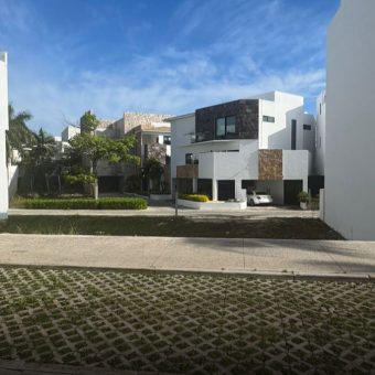 Terreno Exclusivo Laguna Puerto Cancún: ¡Tu Paraíso Frente al Mar!