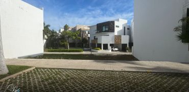 Terreno Exclusivo Laguna Puerto Cancún: ¡Tu Paraíso Frente al Mar!
