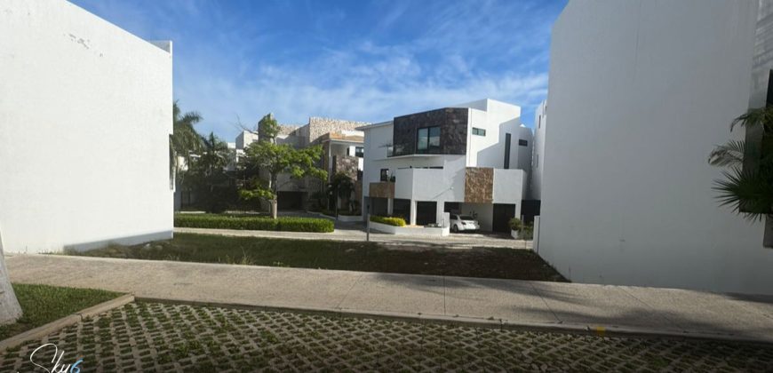 Terreno Exclusivo Laguna Puerto Cancún: ¡Tu Paraíso Frente al Mar!