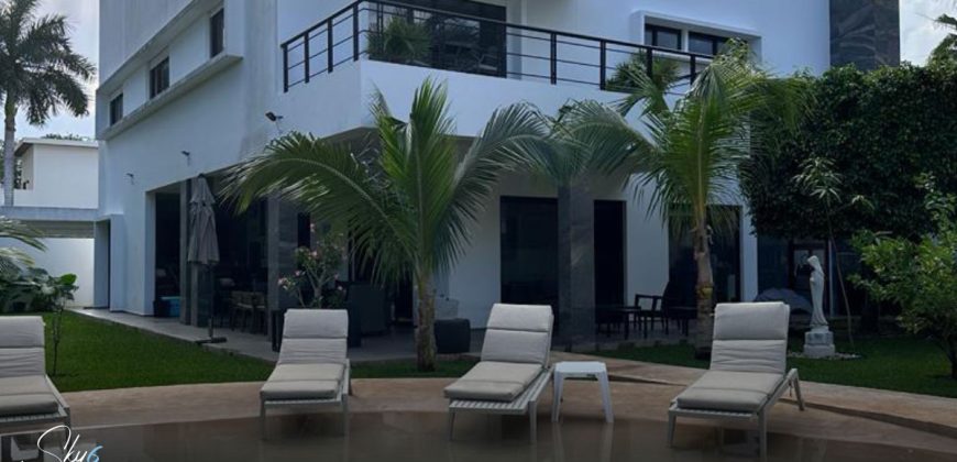 Lujo y Amplitud en Residencia en Villa Magna