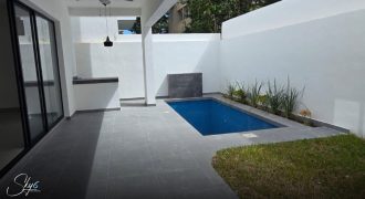 Residencia en Vía Cumbres con alberca