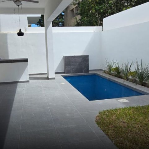 Residencia en Vía Cumbres con alberca